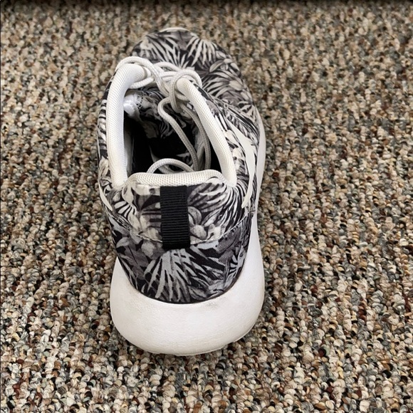 Black and white graphic Nike Roshe - Picture 5 of 6